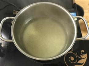 锅中倒入400克水加入200克糖。