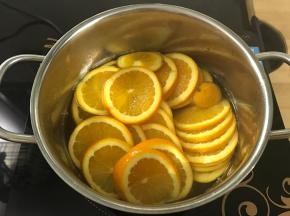 煮开后放入橙子。转小火炖煮10分钟熄火。