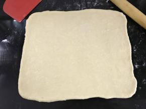 把松驰好的面团擀成差不多1公分厚的面方形面片。