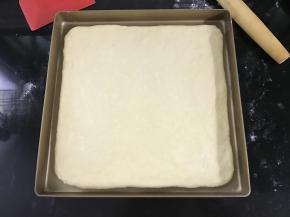 放入不粘烤盘中，于温暖处进行二次发酵。