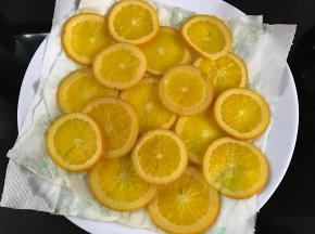 把煮好的橙片捞出吸干水分。