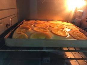入预热好的烤箱，180度，上下火，中层，20分钟左右。
