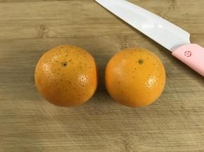 先做糖汁橙片，2个橙子表面用盐搓洗干净。