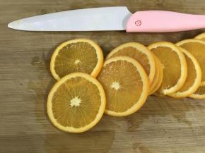 把清洗干净的橙子切成薄片。