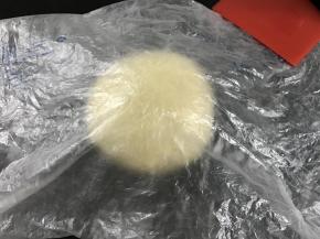 把发酵好的面团排气松驰10分钟。