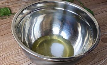 蛋清加入细砂糖，打发