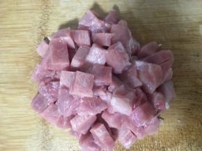 猪肉切成大拇指指甲盖大小