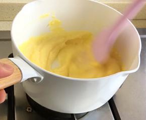 再移至炉灶小火加温，并不停搅拌无结块