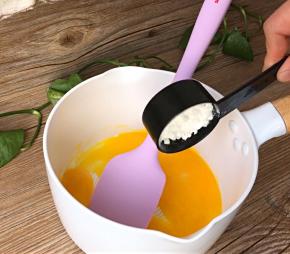 加入淀粉，搅拌至无干粉颗粒