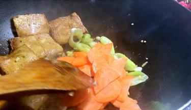 加入胡萝卜炒至断生