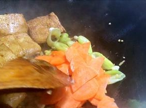 加入胡萝卜炒至断生