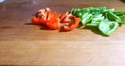 青、红椒洗净，去蒂、去籽切块备用