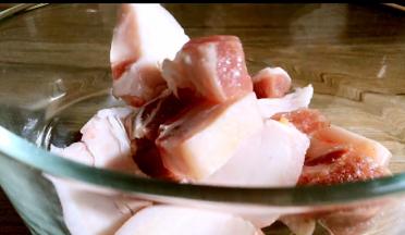 五花肉洗净，切块