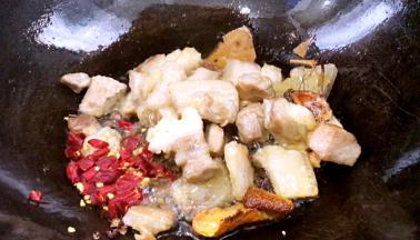 加入花椒和干红辣椒，炒出香辣味