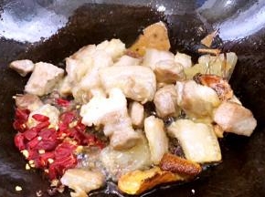 加入花椒和干红辣椒，炒出香辣味