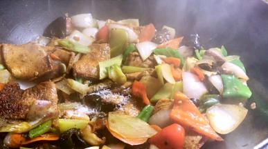 最后调入盐、胡椒粉和味精，翻炒均匀即可