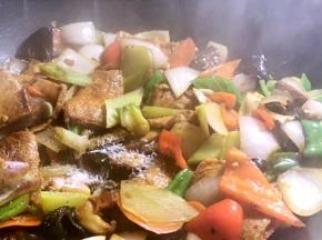 最后调入盐、胡椒粉和味精，翻炒均匀即可