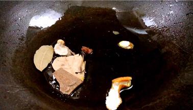 锅烧热油，放入卤料爆香