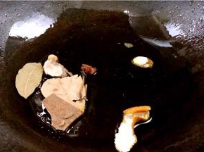 锅烧热油，放入卤料爆香