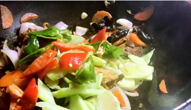 加入莴笋、青、红椒炒断生