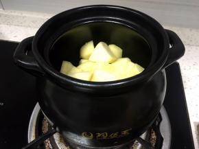 准备一个陶煲王煲汤煲，将苹果放入