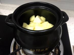 准备一个陶煲王煲汤煲，将苹果放入