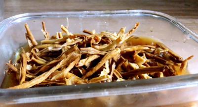 笋干洗净，提前泡发