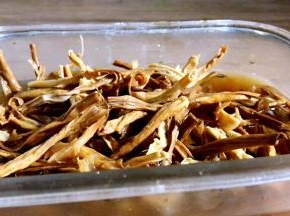笋干洗净，提前泡发