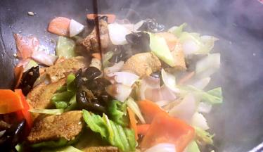 加入生抽、蚝油翻炒均匀