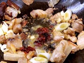 加入豆瓣酱，炒出香味