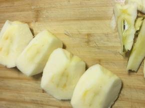 将苹果用刀对半切开在对半切开风四分，将核去掉