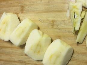 将苹果用刀对半切开在对半切开风四分，将核去掉