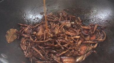 淋入香辣油，拌匀即可