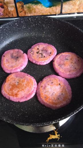 用糯米粉、粘米粉和果肉渣一起混合，加入白糖，搅拌均匀，分成小剂子，搓圆按扁，加入海苔馅，收口搓圆，平底锅放少许油，把饼放入，用锅铲按压，煎得一面金黄了，再翻另外一面煎，同样的操作方法。煎到饼有点鼓起来了，就可以盛进碟子。