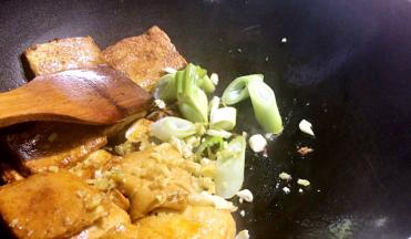 加入葱段、姜末、蒜末爆香