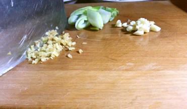 大葱洗净切段，蒜、姜洗净切末备用