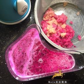 一个红火龙果和一个雪梨榨汁，不加水，果汁出汁率高，渣比较少。