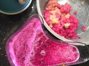 一个红火龙果和一个雪梨榨汁，不加水，果汁出汁率高，渣比较少。