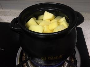 加适量净水器的水入煲中