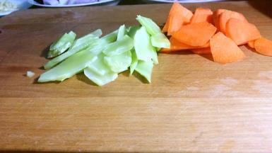 胡萝卜、莴笋洗净，去皮，切片备用