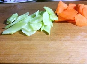 胡萝卜、莴笋洗净，去皮，切片备用