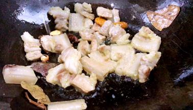 加入料酒炒出香味