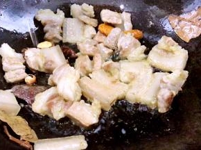 加入料酒炒出香味