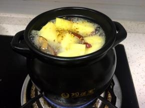 小火熬制苹果变色用筷子插的破红枣变色撒一把桂花