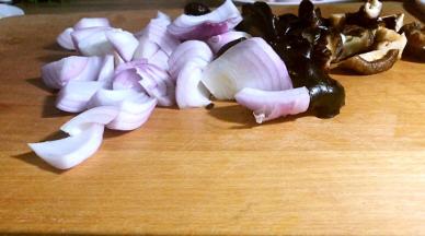 香菇、黑木耳、洋葱洗净切块备用