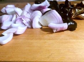 香菇、黑木耳、洋葱洗净切块备用