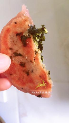 这是把饼切开的图片，海苔的盐味与水果饼的甜味结合，混搭风交织在一起，别有一番滋味。