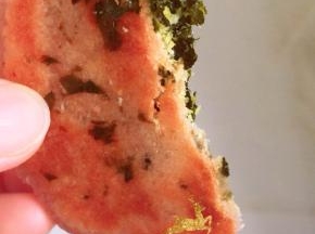 这是把饼切开的图片，海苔的盐味与水果饼的甜味结合，混搭风交织在一起，别有一番滋味。