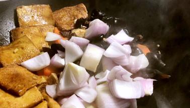加入香菇、黑木耳、洋葱炒至断生