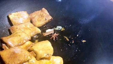 加入卤料，爆香